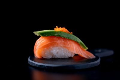 Laks avocado og tobiko Nigiri